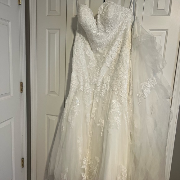 Ivory wedding gown with train - Picture 8 of 13